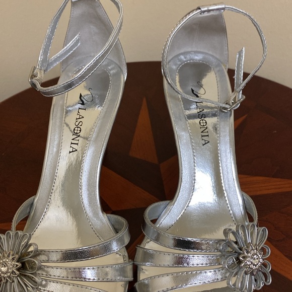 STRAP WEDGE SANDAL WITH FLOWER DETAIL LIKE NEW - Picture 4 of 9